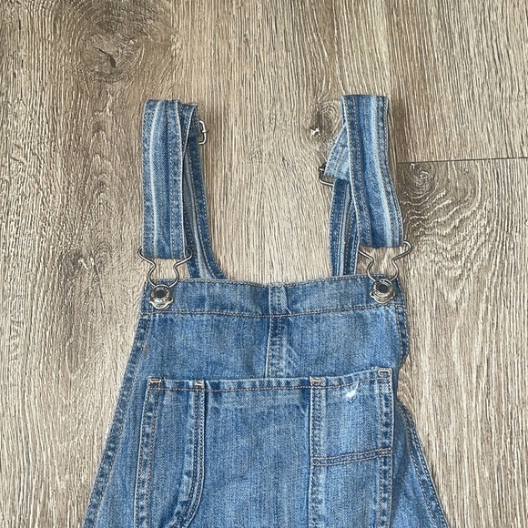 American eagle denim jean distressed shorts overalls medium
Blue size medium - Picture 2 of 9